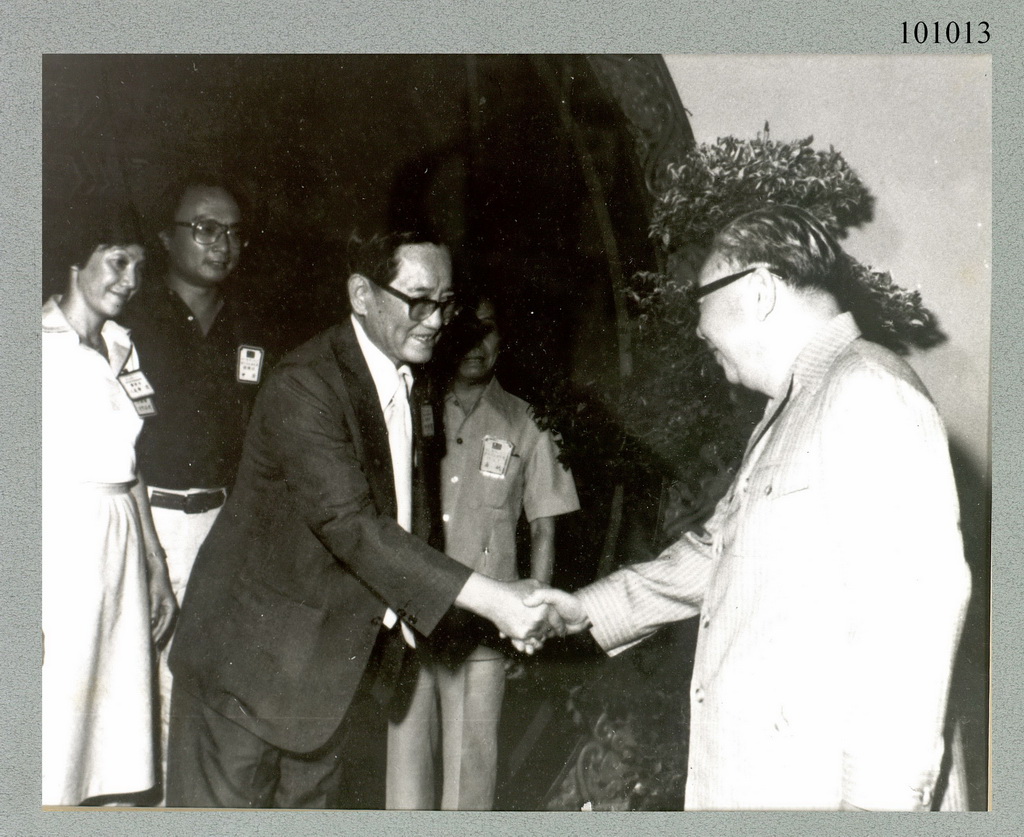 The 2nd Modern Engineering Seminar in 1968. Pan Wen-Yuan met Chiang Ching-Kuo, Vice Premier of the Executive Yuan.