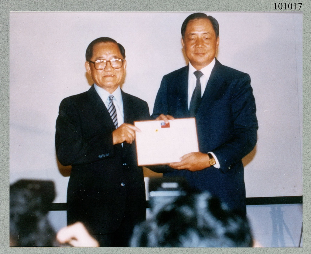 1984年經濟部長徐立德頒獎潘文淵博士感謝其主持工研院美洲技術顧問團之功勞
