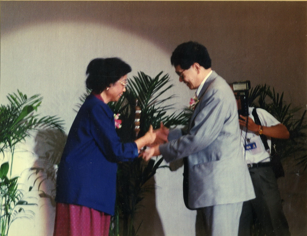 Mrs. Pan Wen-Yuan awarding professor Kong Jin-Ou for 1997 Outstanding Research Award.