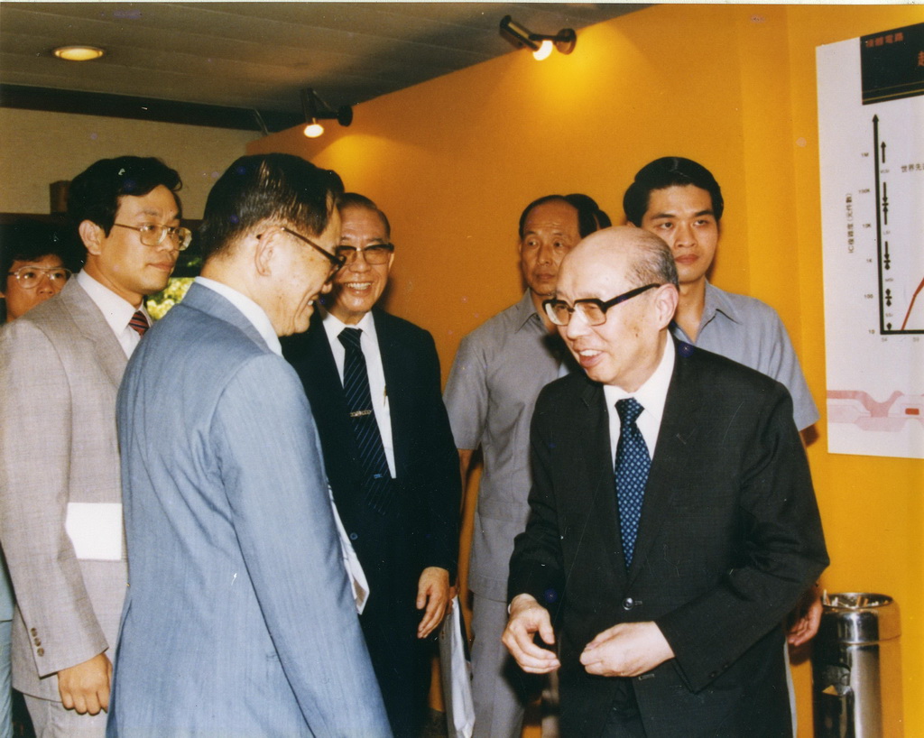 1978年嚴家淦副總統視察工研院電子所時與潘文淵博士寒暄