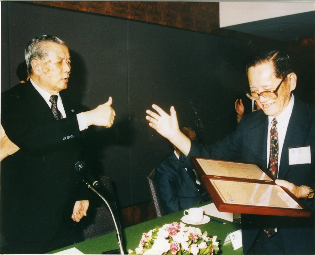 1991年工研院18週年院慶時孫運璿資政頒獎潘文淵博士以表彰其貢獻