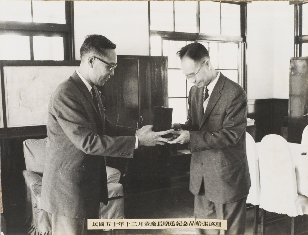 Director Dong presenting a souvenir to the assistant president Zhang