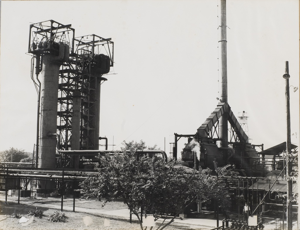 The old vacuum distillation tower of the tar unit