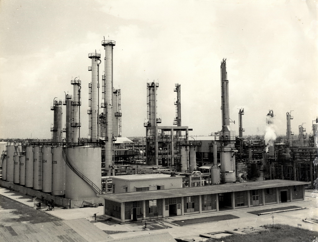 The aromatic hydrocarbons extraction unit built in 1971