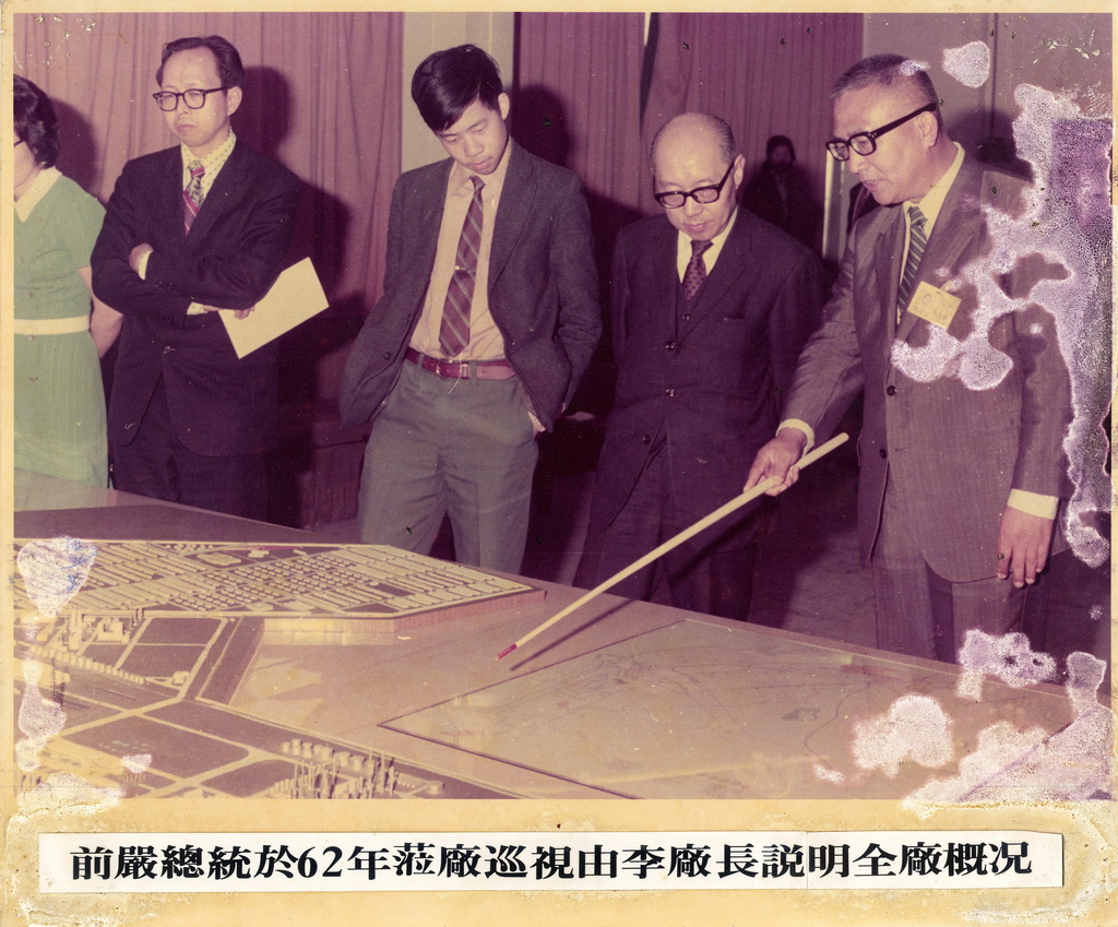 The former President Yen Jia-Gan listening to the briefing from the director Li in 1973