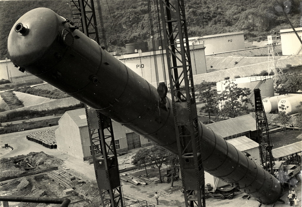 The hanging work of the under-construction petroleum coke in 1974