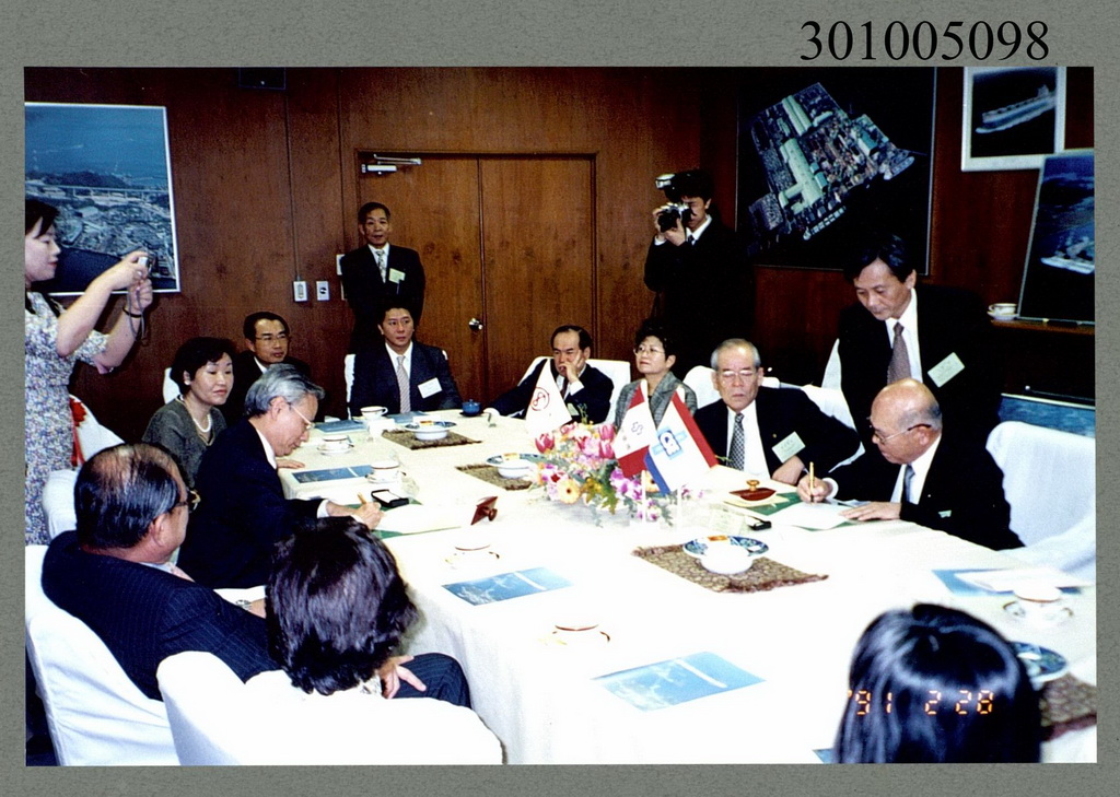 Cooperation agreement between CSC and Imabari Shipbuilding. A group photo of 15 people.