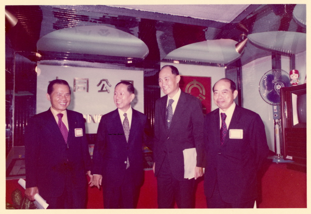 中華民國63年電子展覽大同公司展示區前，廠商與來賓合影，共4人合影