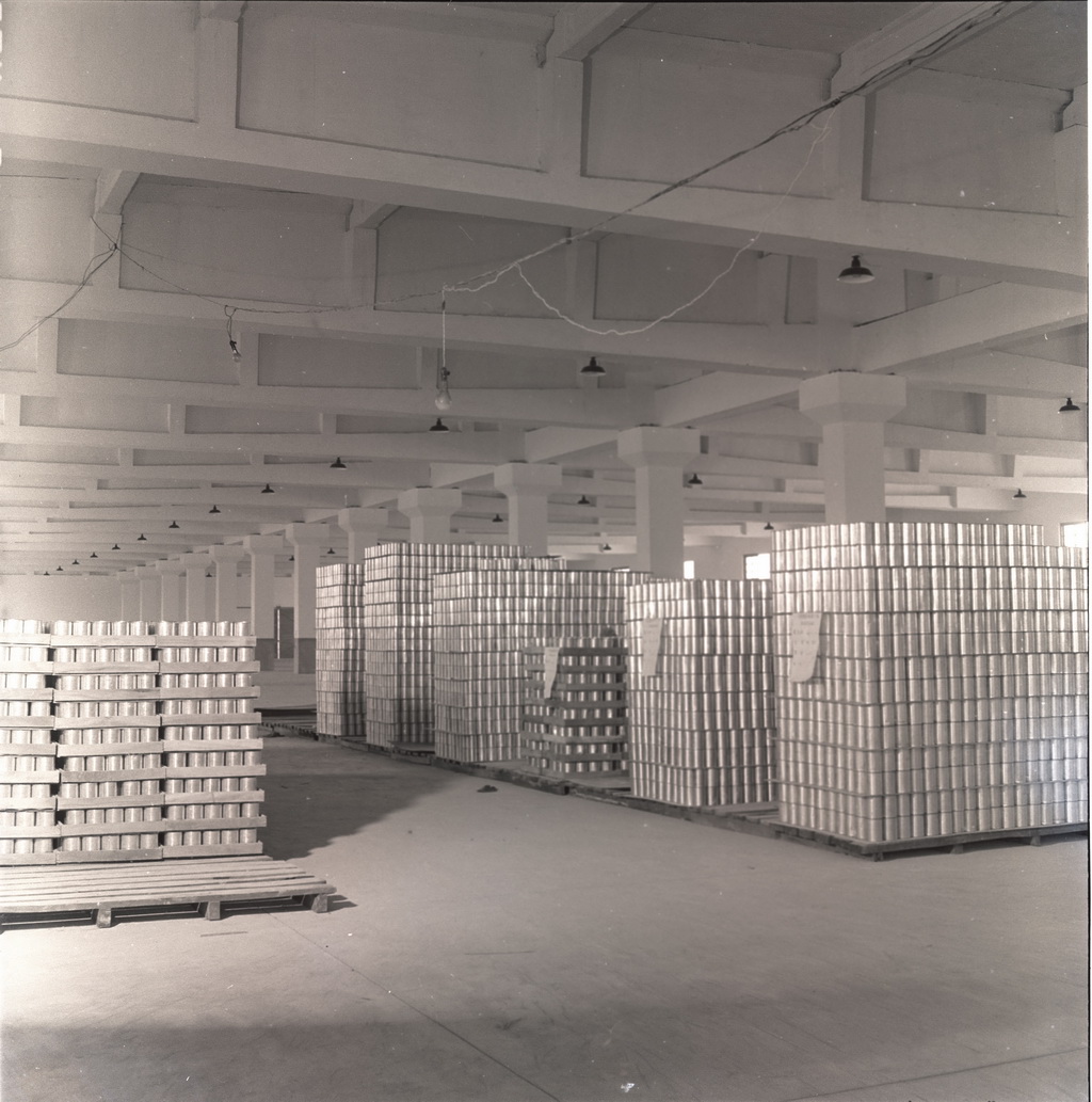 Warehouse of the pineapple cans
